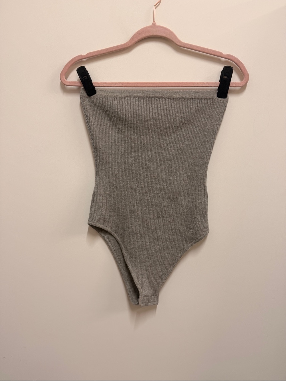 La Hearts Strapless Ribbed Bodysuit in Grey